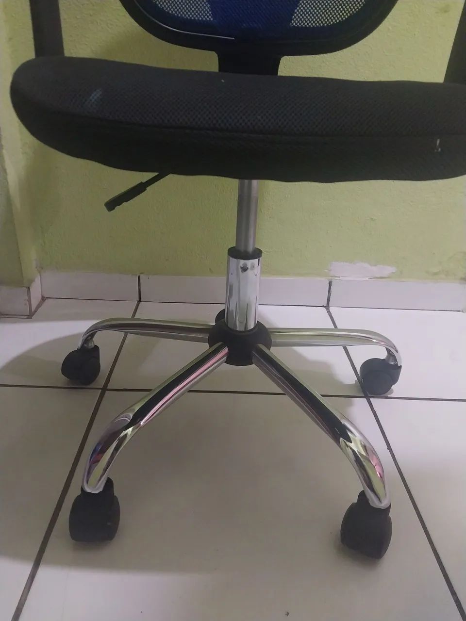 Vendo uma cadeira secretaria super confortável e bem conservada  - Foto 2