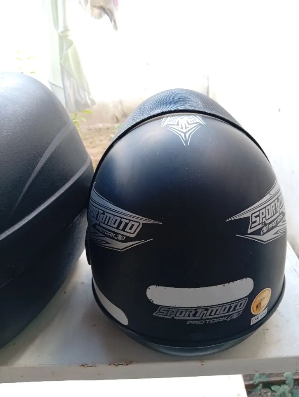 Baú de 40 litros e um capacete para Moto.