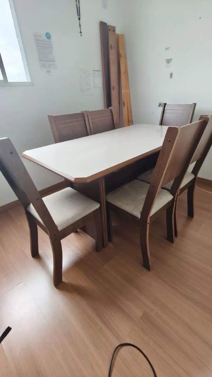 MESA com 06 CADEIRAS 