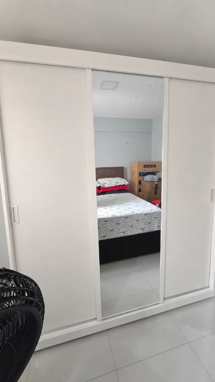 Guarda-roupa com espelho três portas