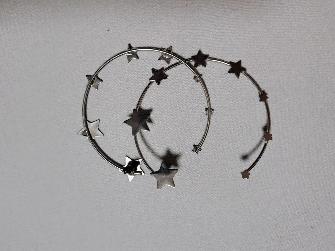 brinco argola de estrelas (com tarraxa)