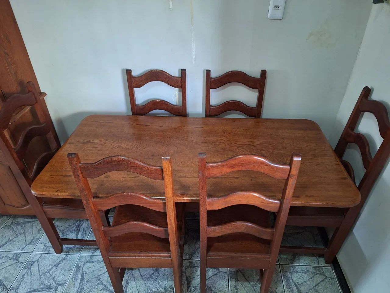 Mesa de madeira maciça 1,50m com 6 cadeiras - Foto 3