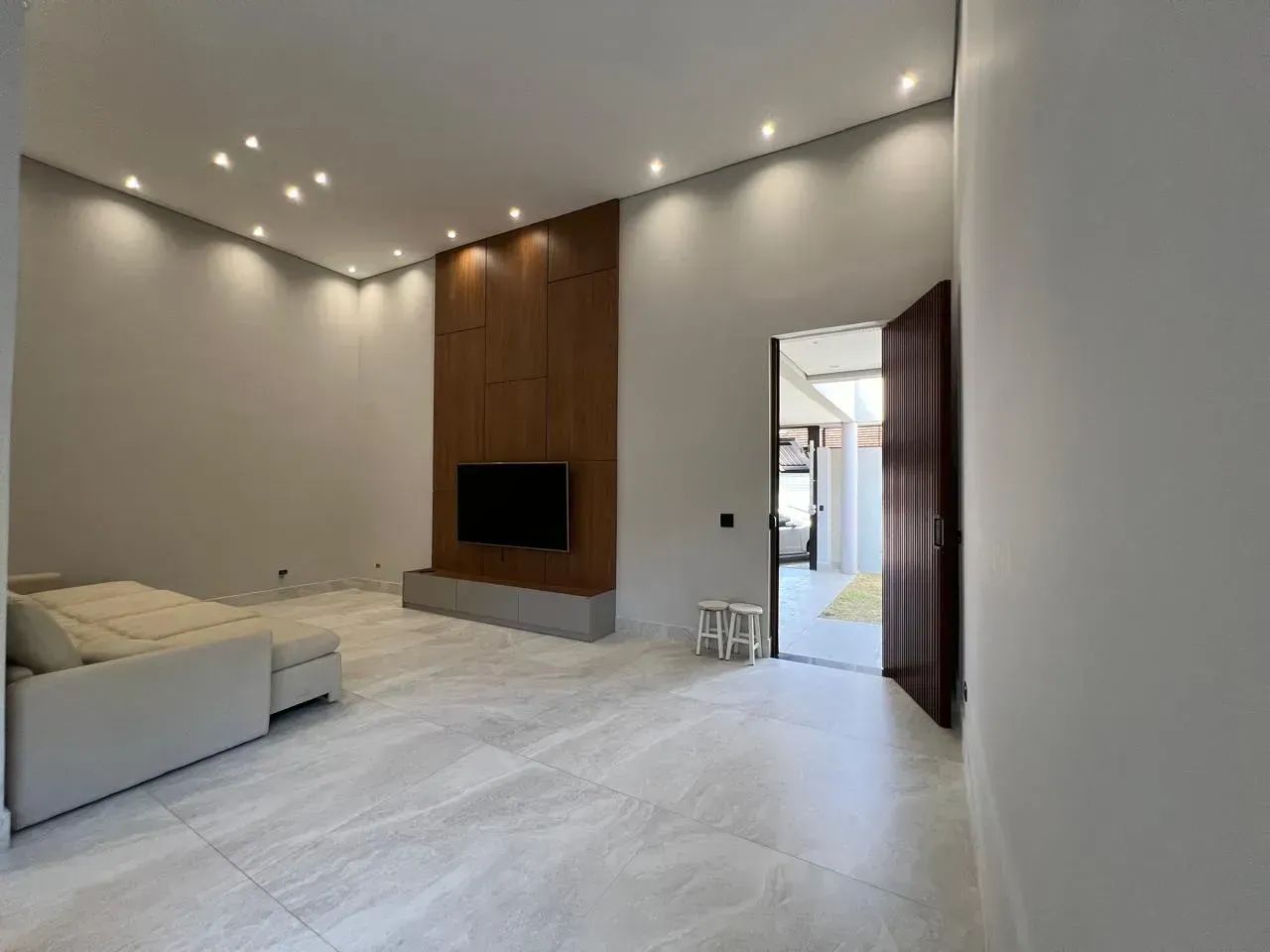 Casa térrea, moderna, mobiliada, com piscina e recém-construída à venda no centro de Guara - Foto 3