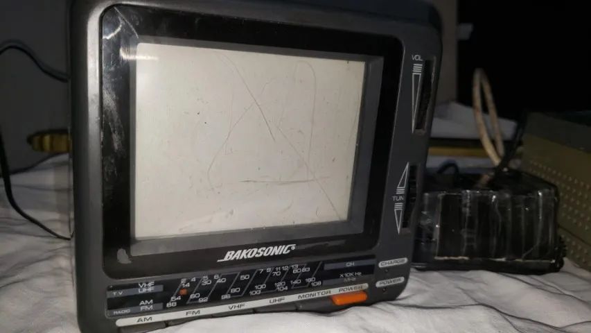 tv bakosomic a cores  5 polegadas radio am e fm  model bk-4848ls vintage - Foto 2