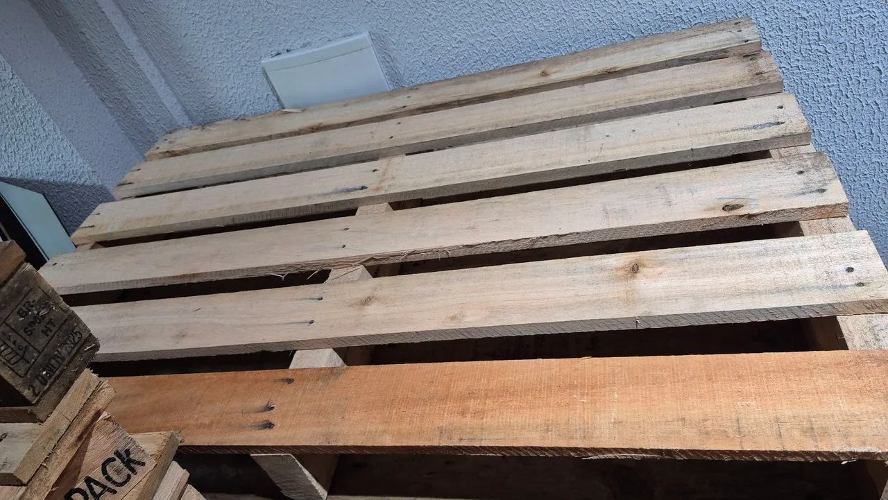 Pallets seminovos madeira eucalipto, medida 1.20 por 0.80 centímetros, entregamos. 