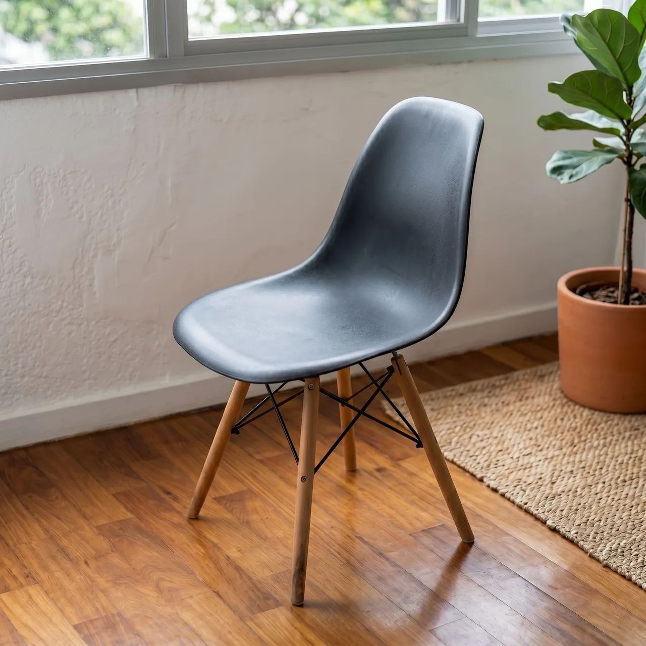 Cadeira Eames Elegante Preta com pés de madeira