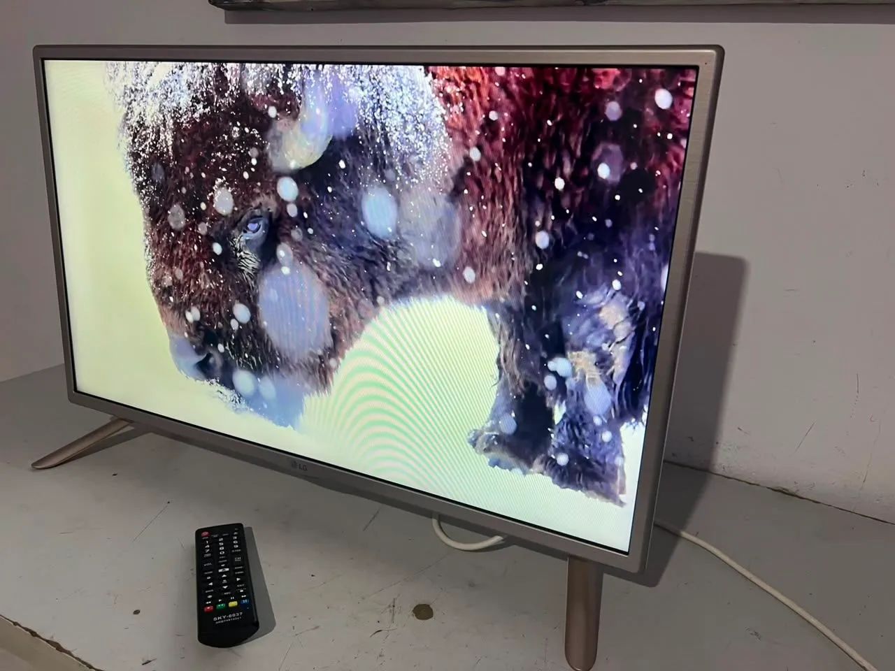 Smart Tv Led 32 Polegadas Lg Mod:32Lf585b Branca Com Pézinho e controle. Usada Bom estado 