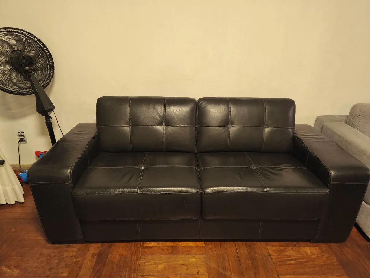 Sofá de Couro Preto