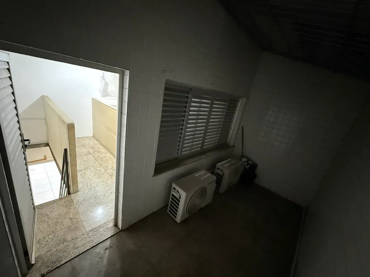 Loja com banheiro e mezanino, porta aço automática, ar condicionado, projeto luminotécnico - Foto 4