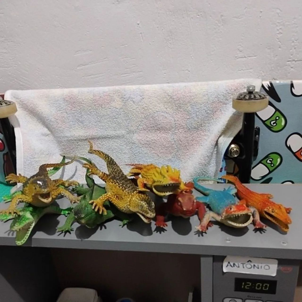 Lote de brinquedos de répteis