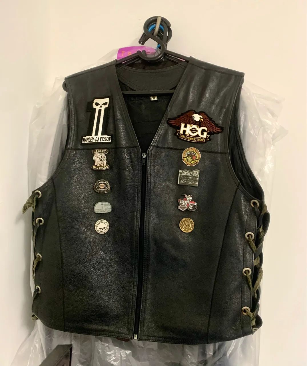 VENDO COLETE EM COURO PURO COM PATCHS E PINS ORIGINAIS HARLEY DAVIDSON 