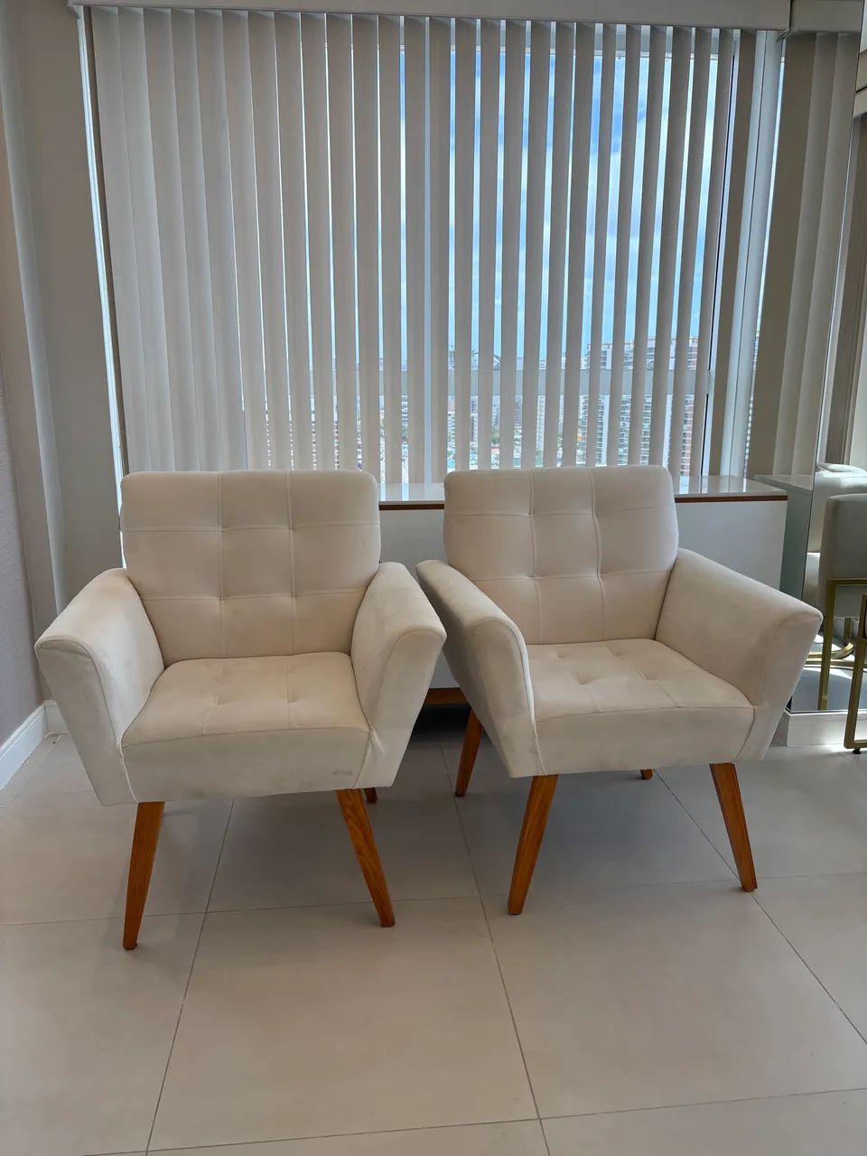2 Poltronas decorativas estofadas bege, estilo retrô e pés palito em madeira. - Foto 2