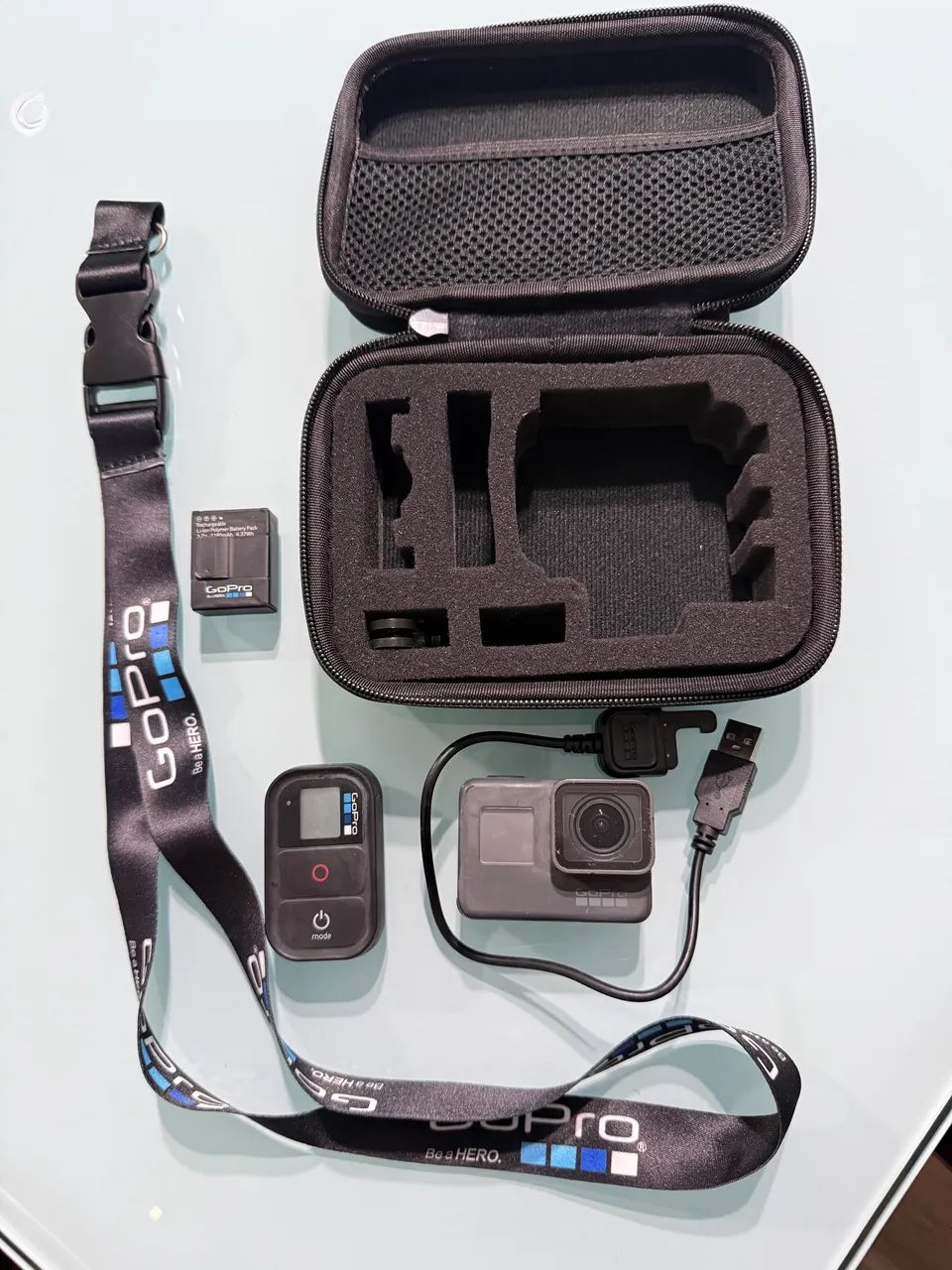 Go pró Hero 6 com acessórios.