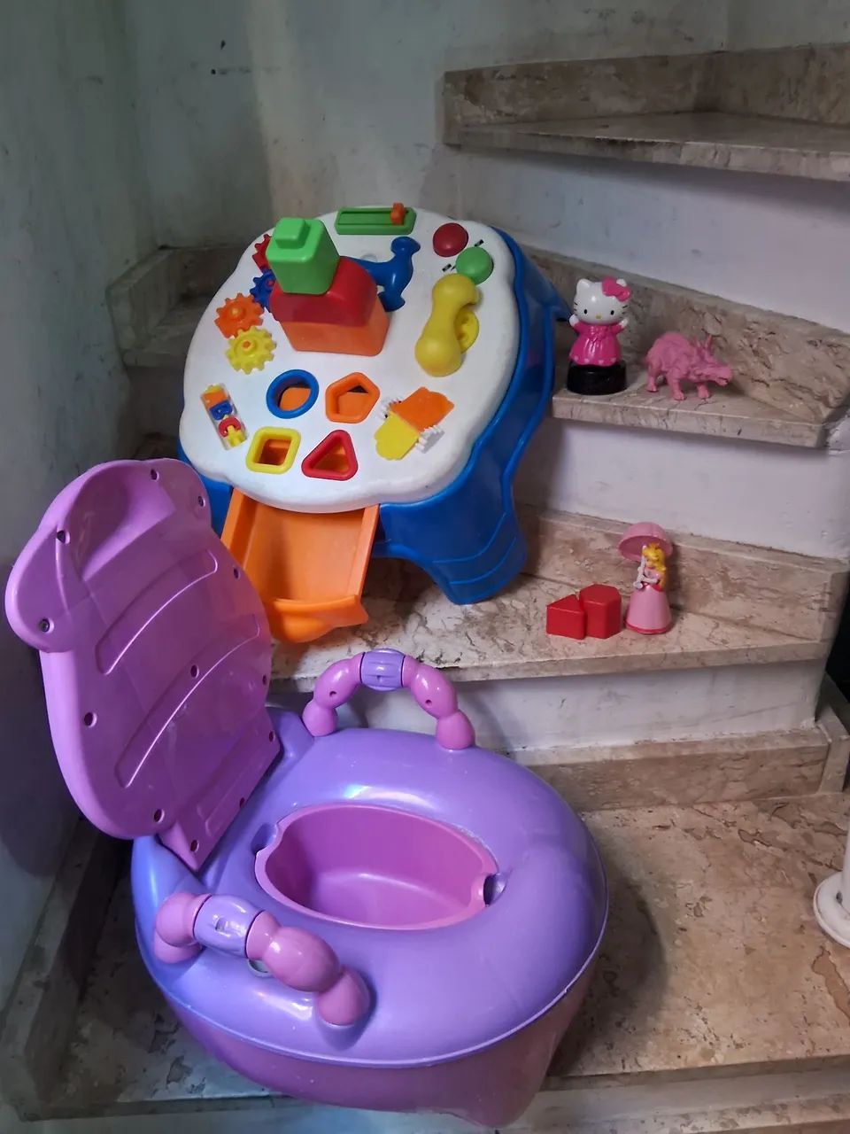 Troninho com brinquedos 