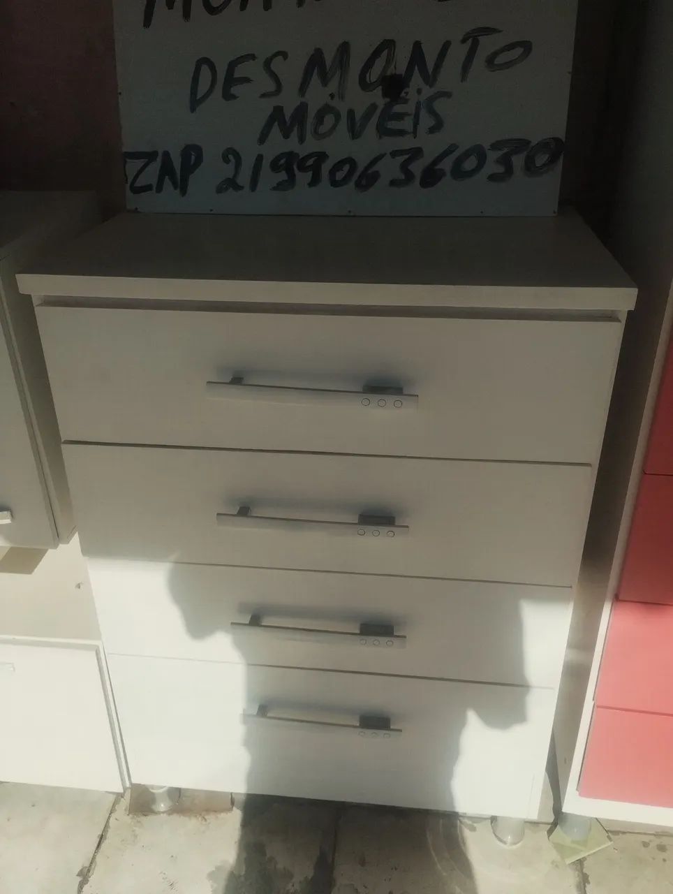 Cômoda com 4 gavetas 
