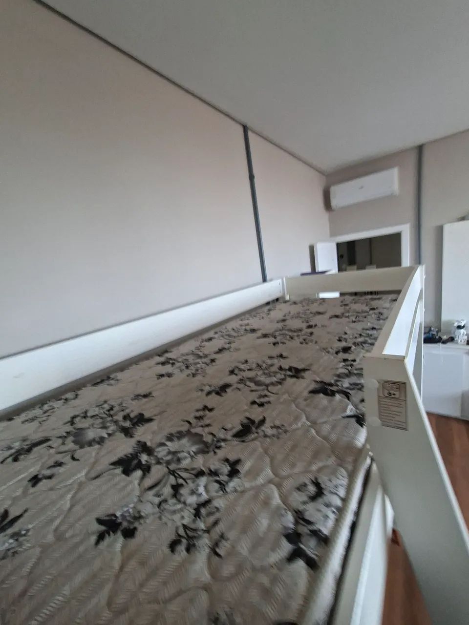 Cama elevada solteiro com escada e mesa de estudos  - Foto 5