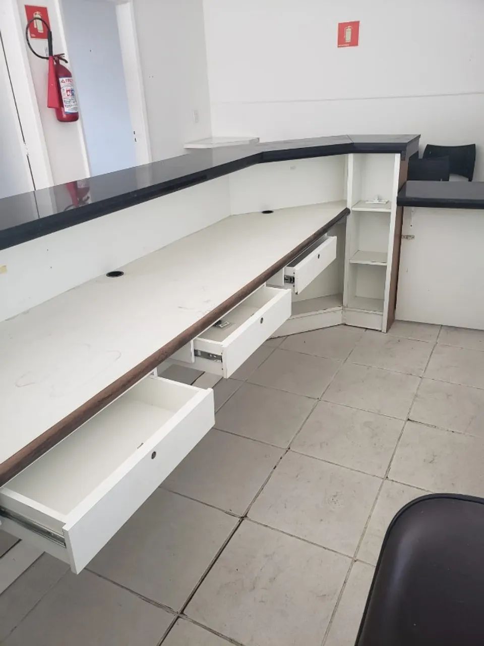 Balcão e Móveis de uma Clínica Médica. - Foto 3