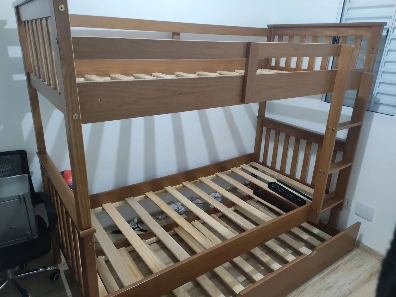 Beliche com cama auxiliar de madeira maciça  - Foto 2
