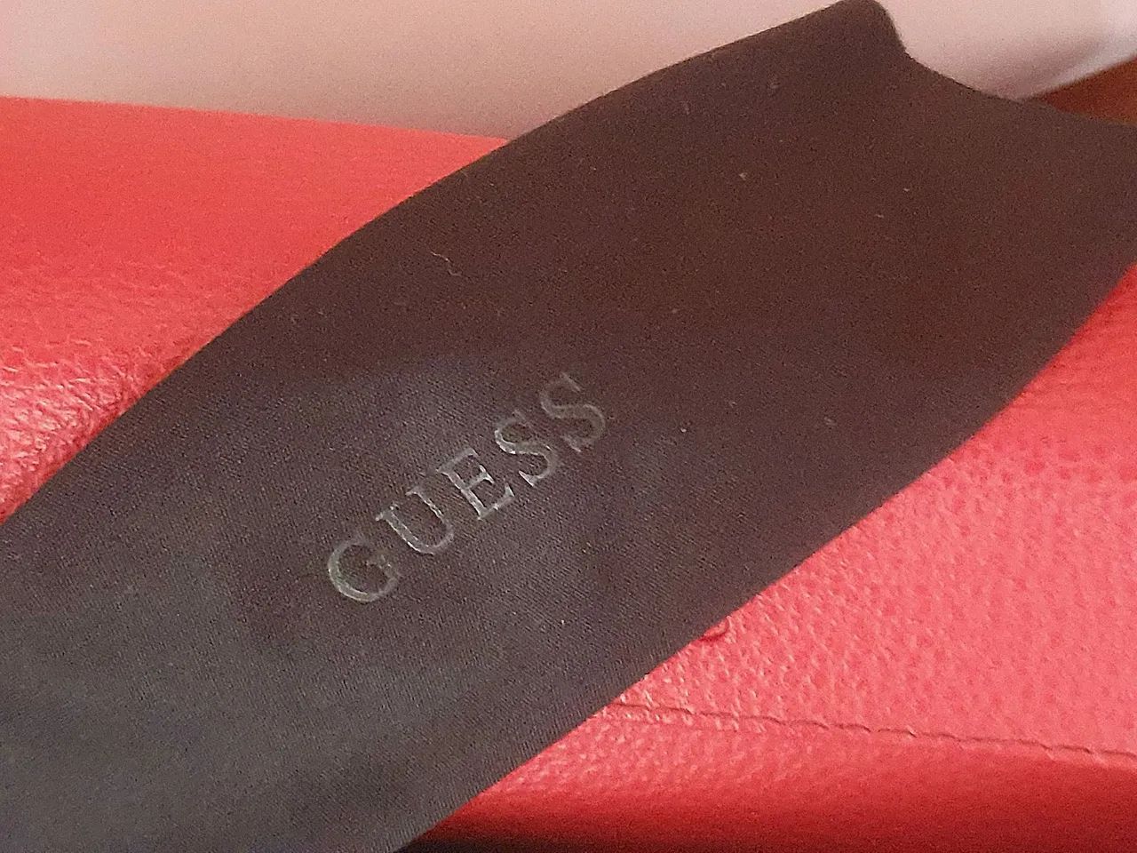 Capinha óculos de sol guess couro vermelha - Foto 3
