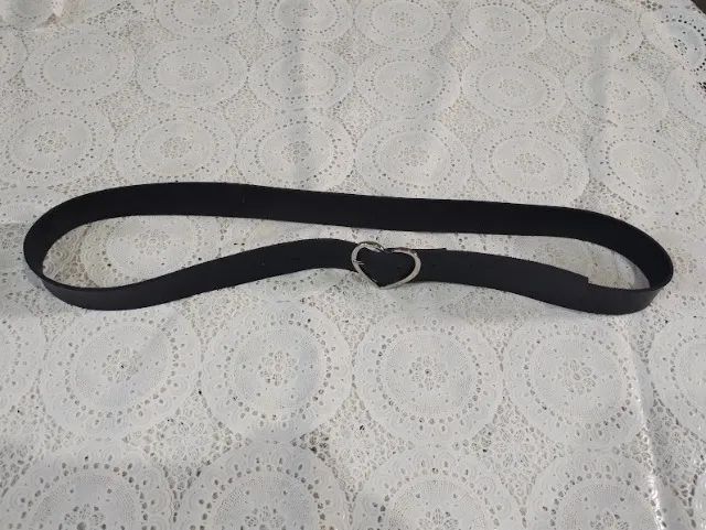 Cinto preto com fivela de coração