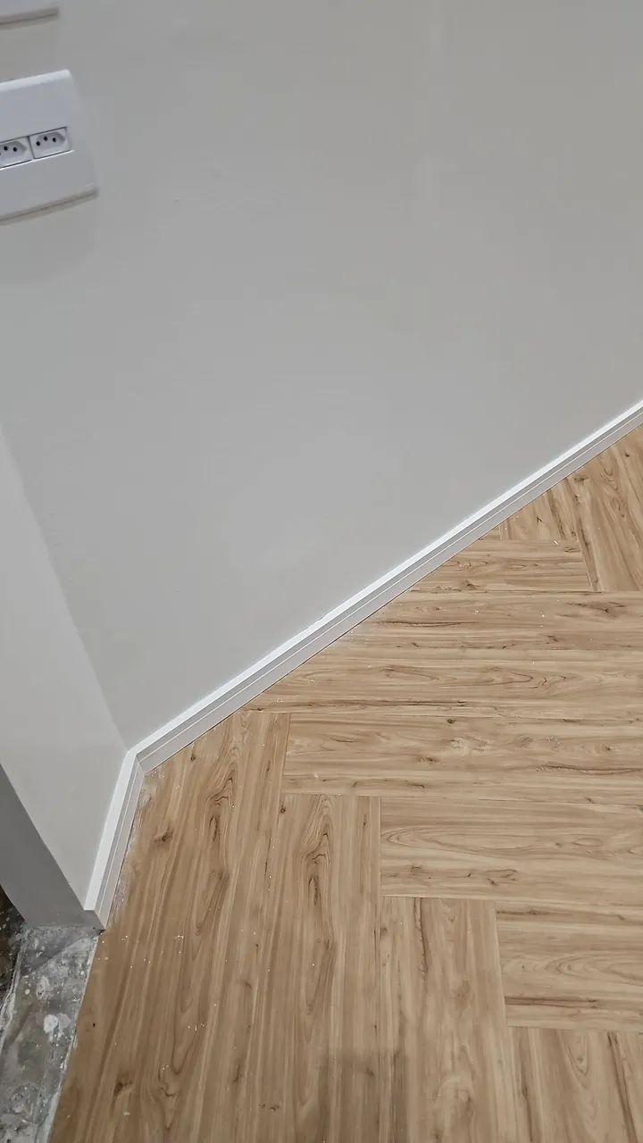 Rodapé em Poliestireno 7cm - Branco com Friso Superior - Foto 4