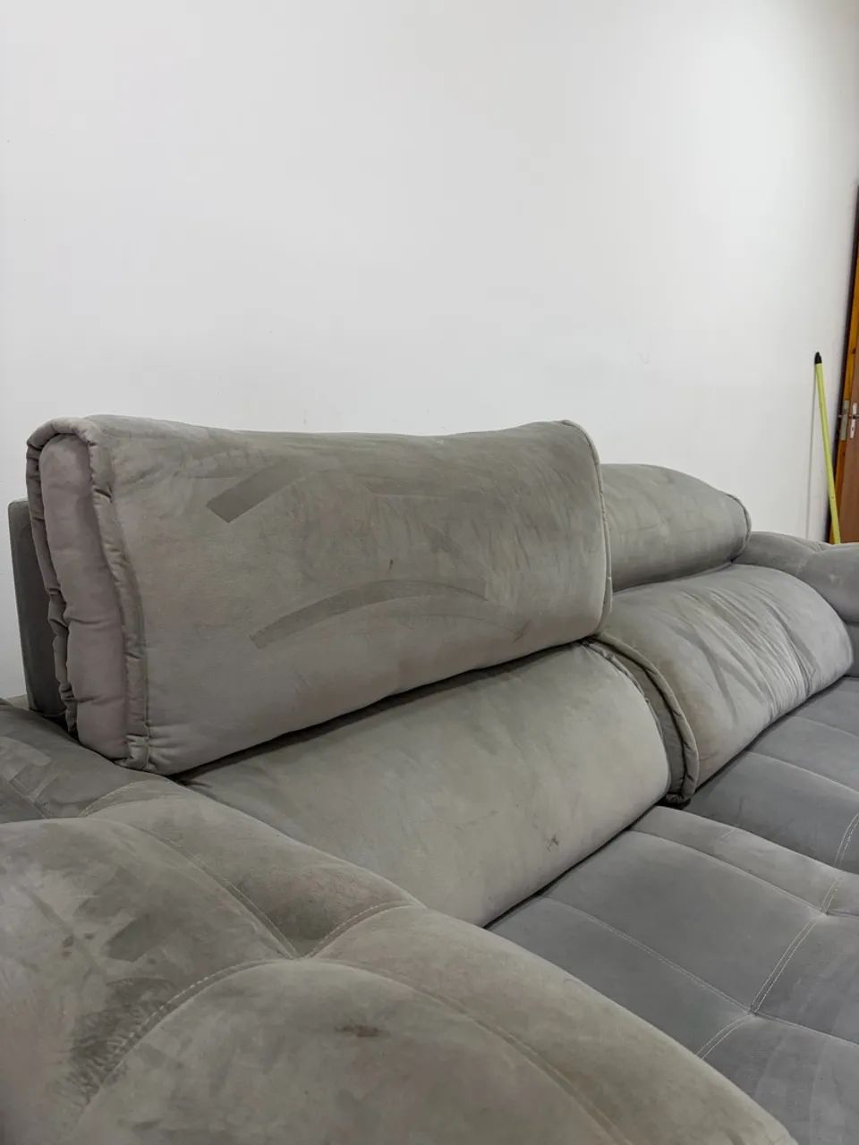  Sofá Retrátil Cinza em Veludo - Foto 5