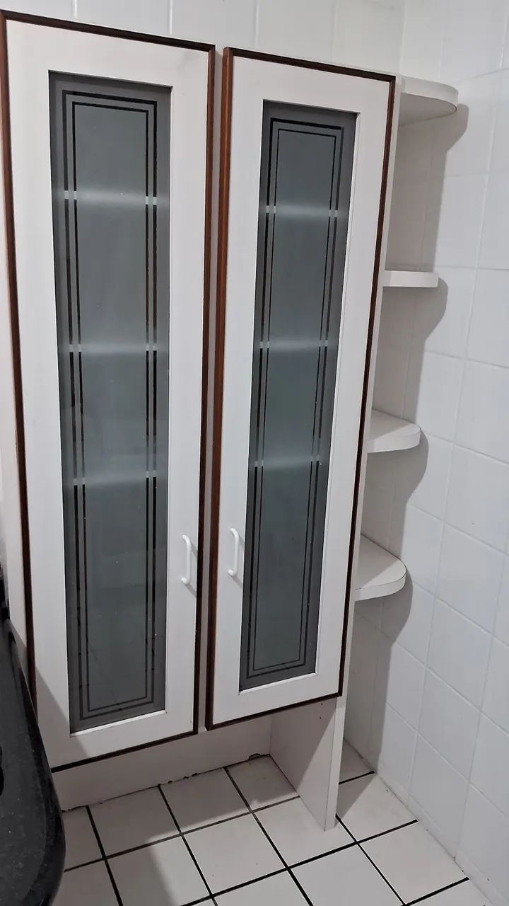 Cristaleira com portas de vidro - ótima para cozinha ou sala