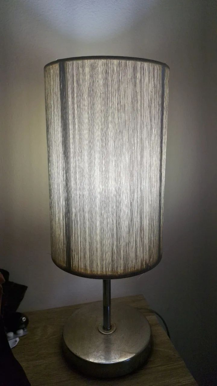 Abajur / Luminária de Mesa com Cúpula Cilíndrica - Funcionando Perfeitamente - Foto 4