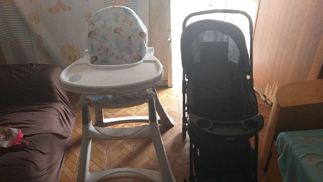 Vendo cadeirinha de alimentação e carinho de bebê  - Foto 3