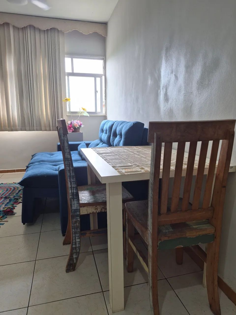 Vendo Conjunto de Sofá Retrátil com 200cm e Mesa com 2 Cadeiras de Madeira Maciça Rústica  - Foto 3