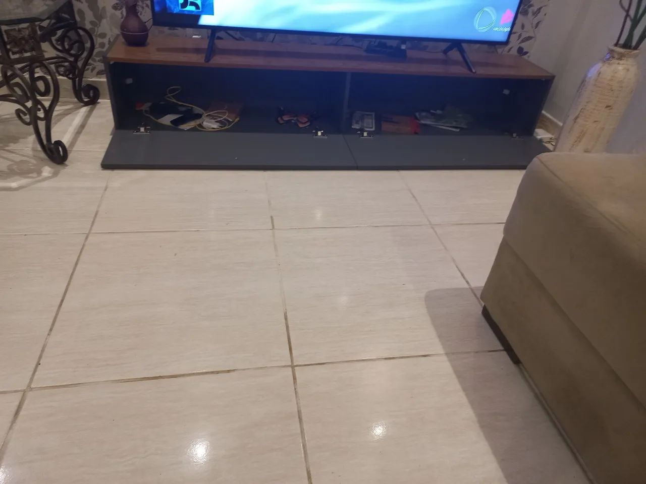 Vende-se rack suspenso  e mesinha de centro 