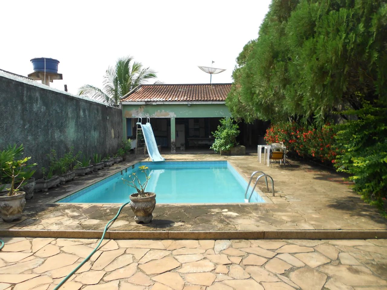 AMPLA CASA TÉRREA COM 04 SUÍTES E PISCINA.