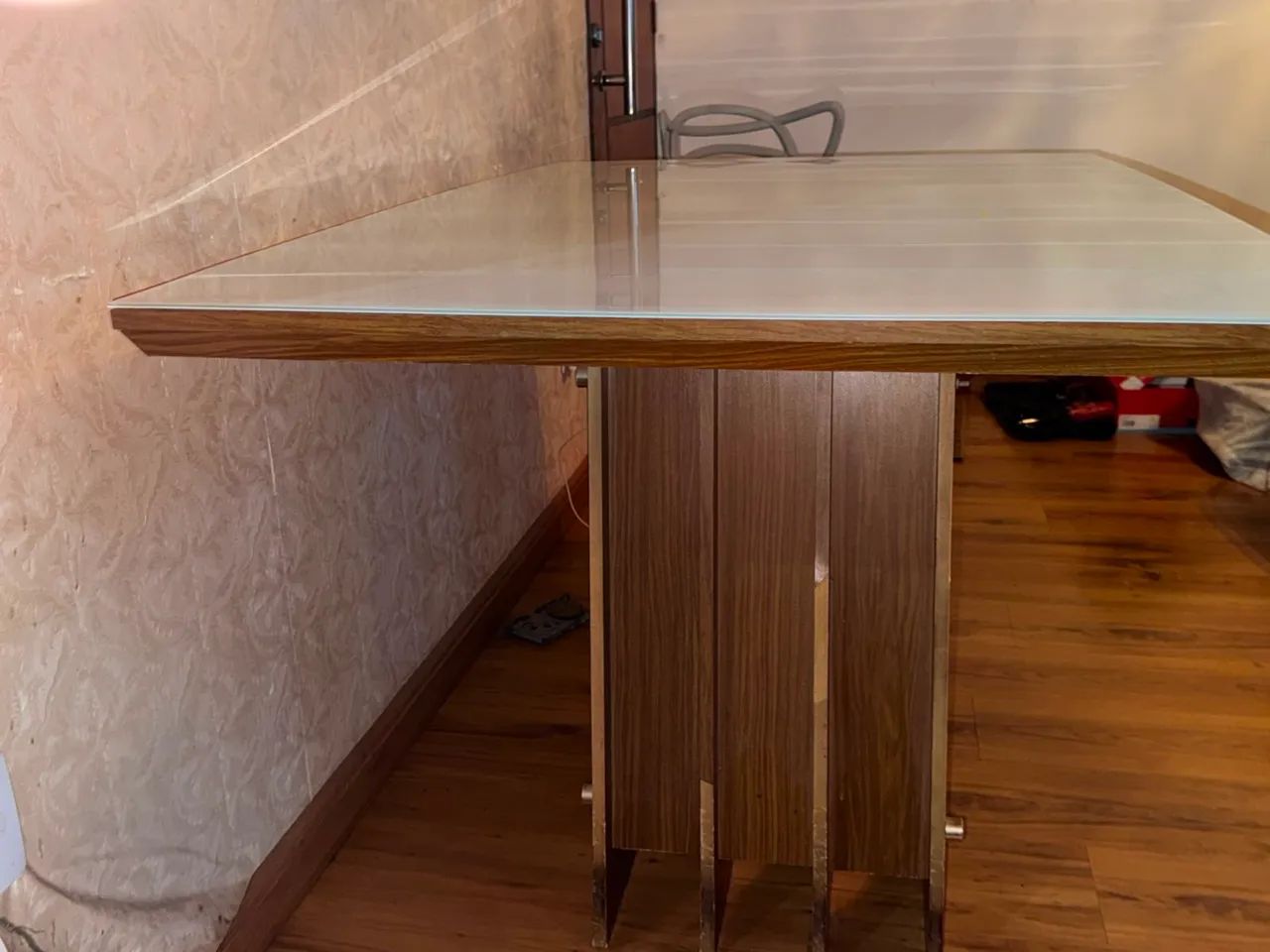 Mesa sem cadeiras de Vidro