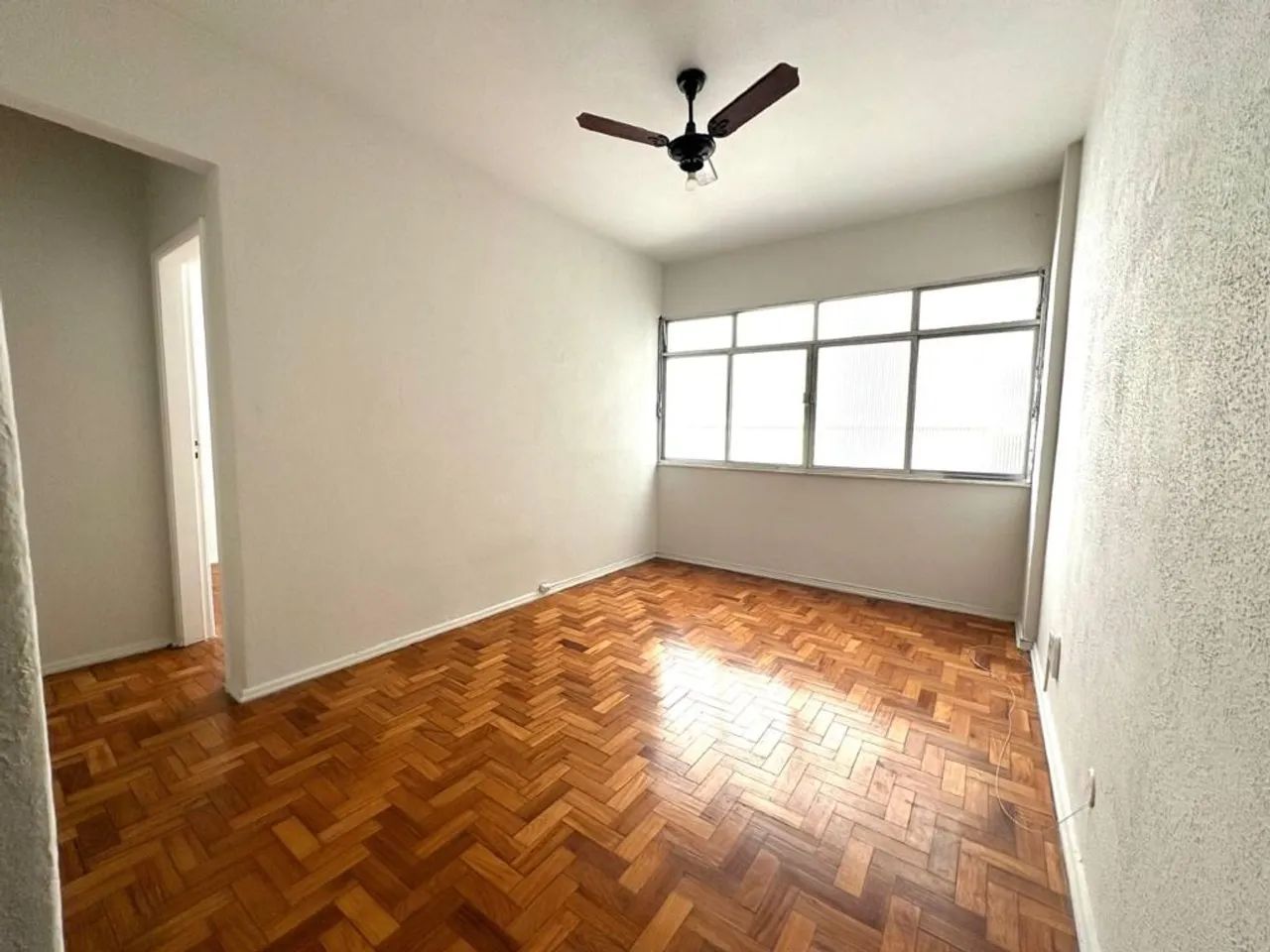 Quarto e sala no miolo de Icaraí
