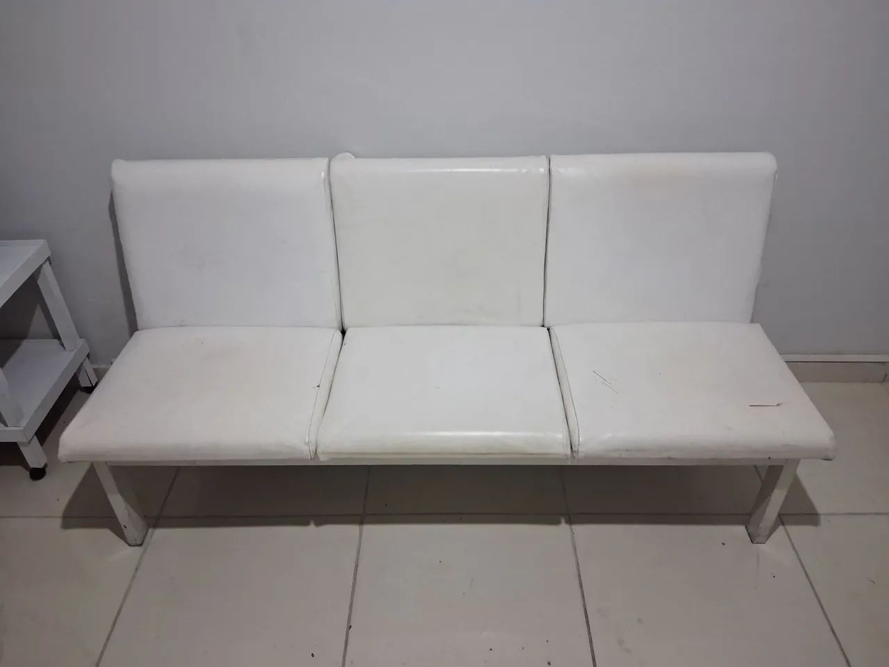 Sofá branco de 3 lugares