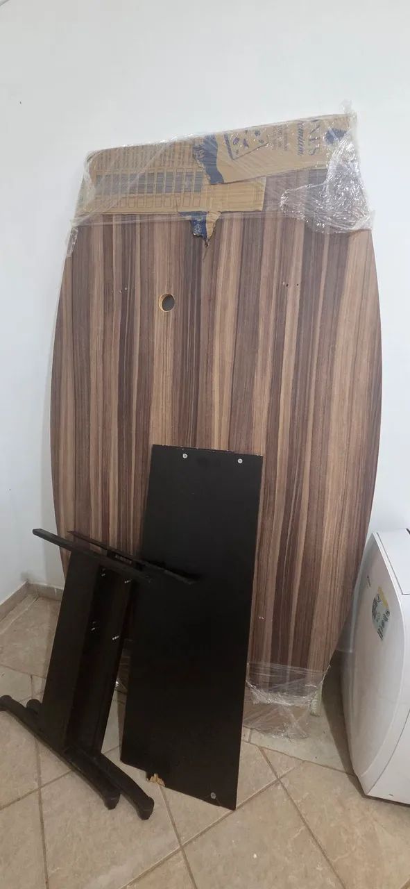 Grande mesa com tampo de vidro