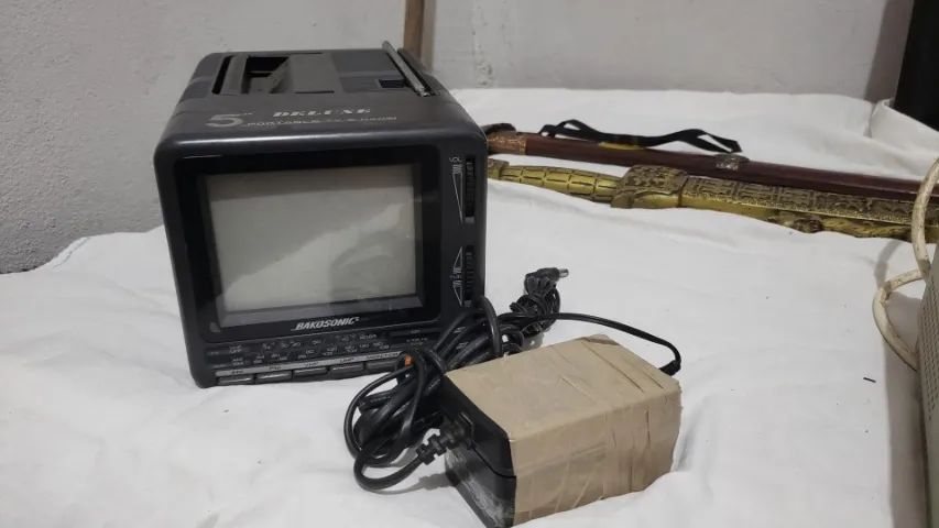 tv bakosomic a cores  5 polegadas radio am e fm  model bk-4848ls vintage - Foto 4
