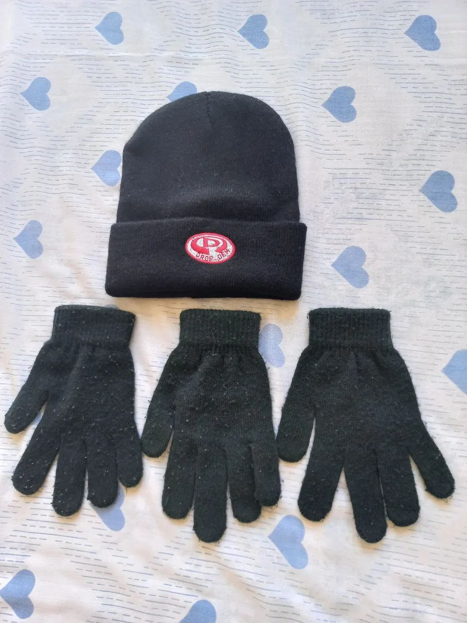 1 touca Drop Dem e 3 luvas em lã preto.
