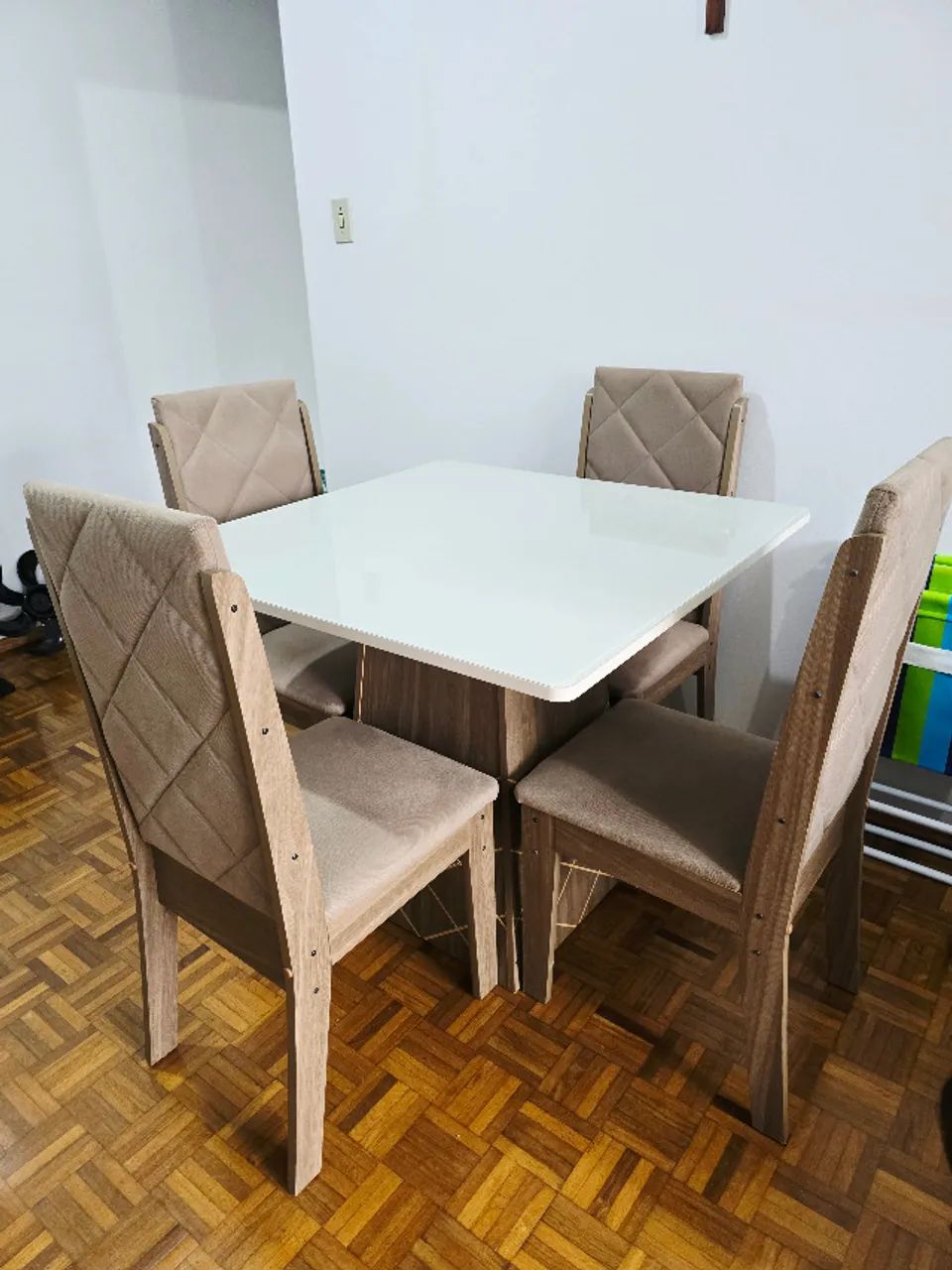 Vendo mesa de jantar com 4 cadeiras