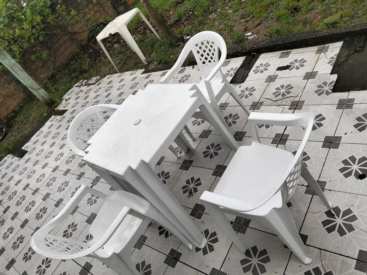 Mesa de plástico com 4 cadeiras novas  - Foto 4