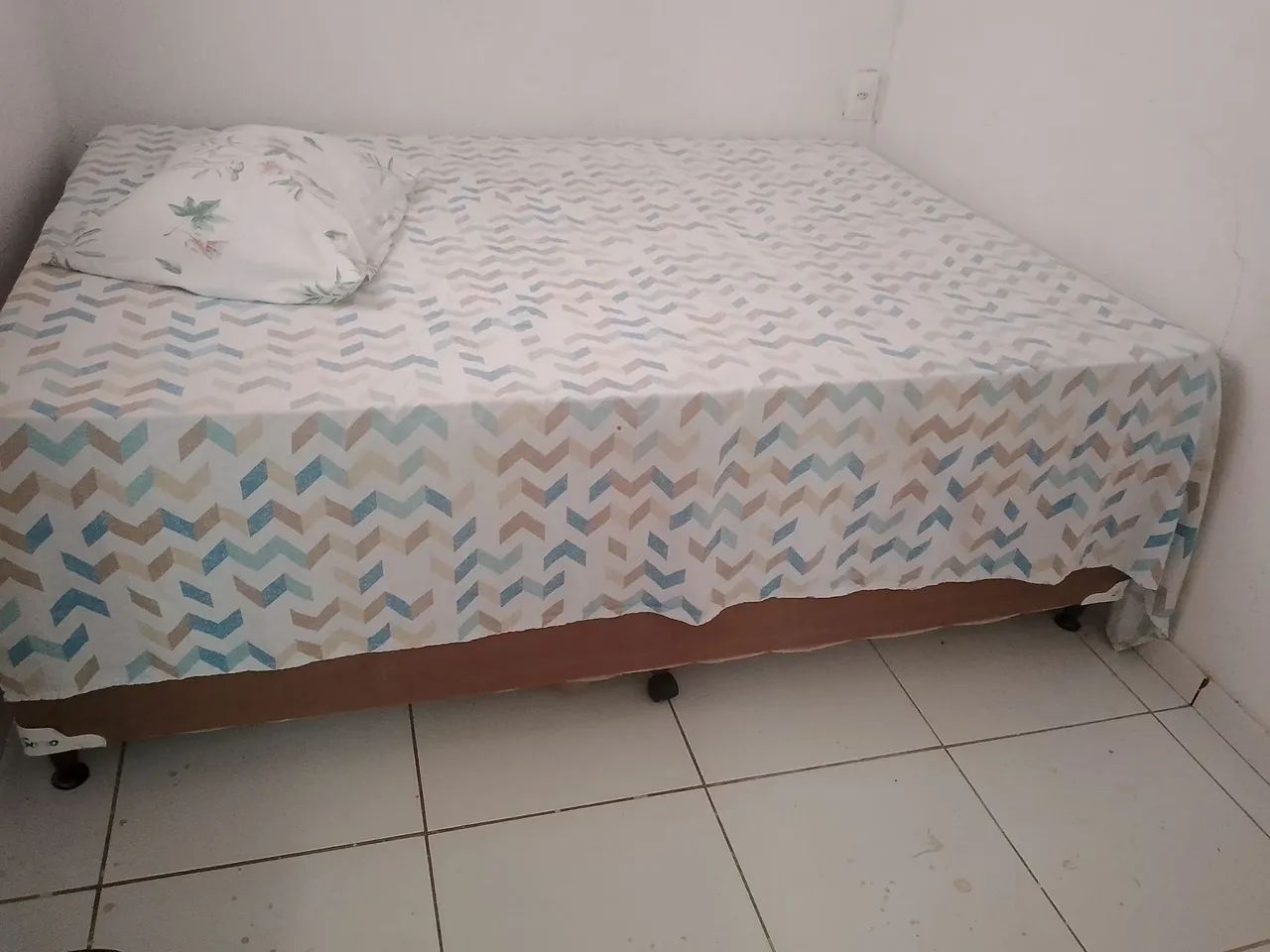 Uma cama de casal ainda em perfeitas condições 
