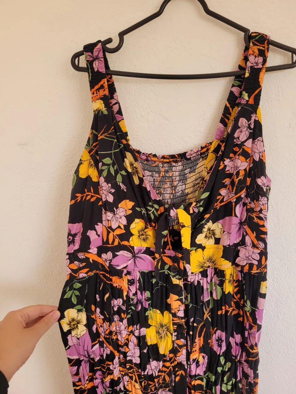 Vestido flores de verão preto plus size