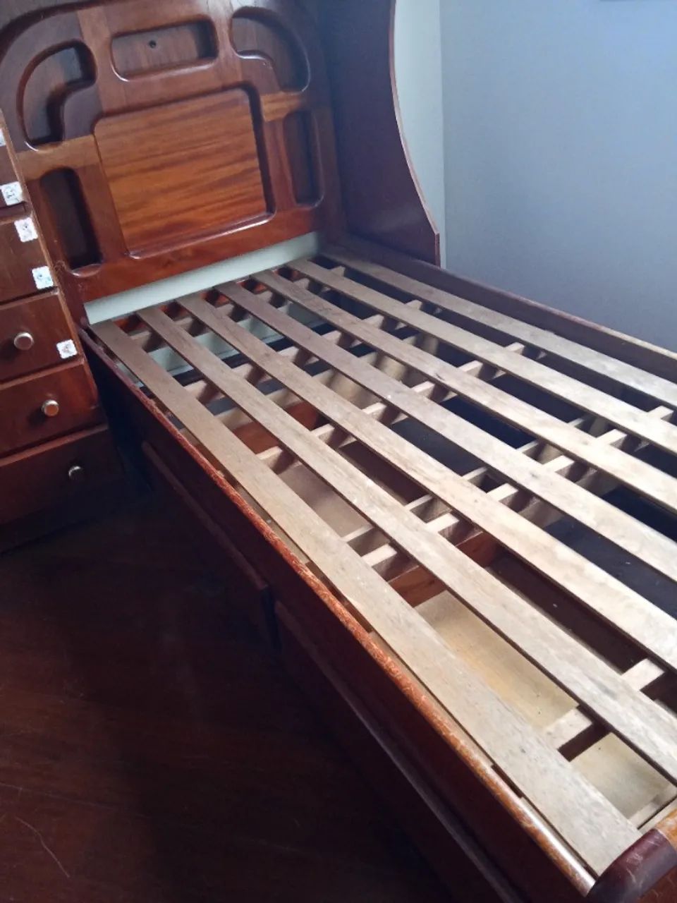 Cama de madeira solteiro 