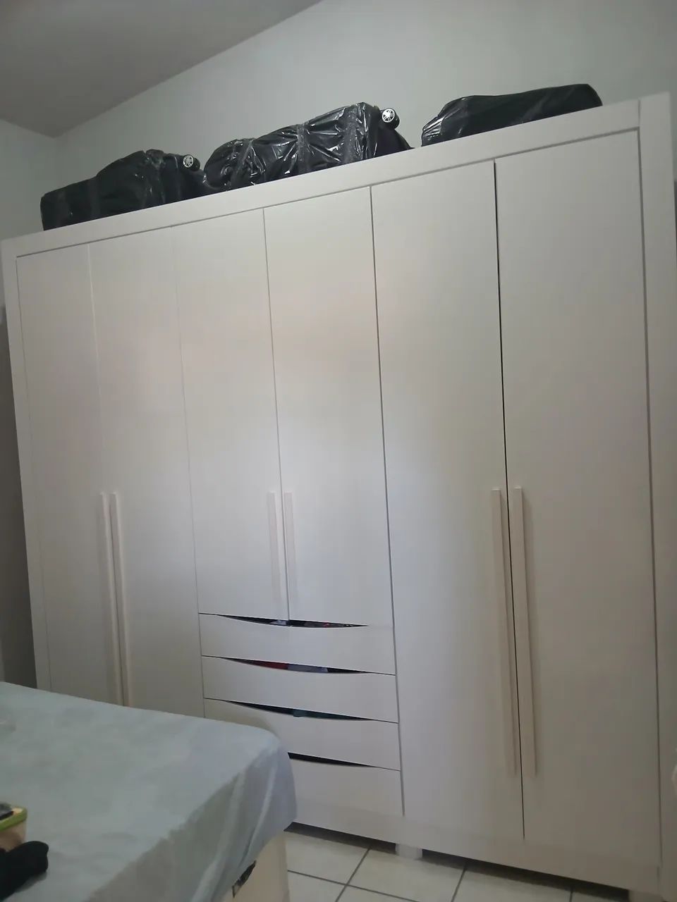 Vendo guarda roupa  grande espaçoso 6 portas 