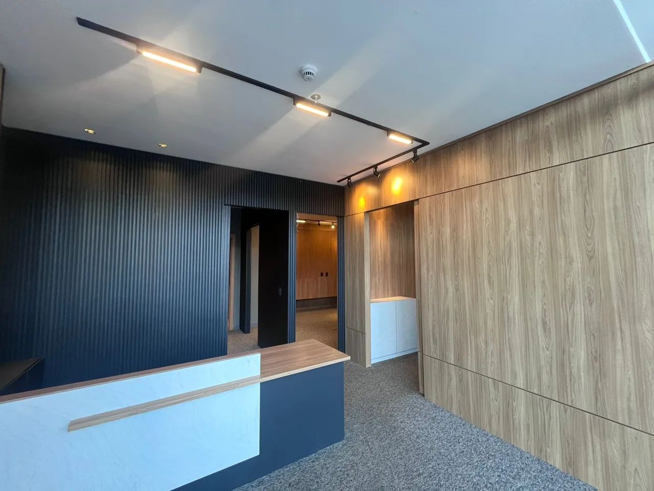 Sala comercial mobiliada para locação no JK Business Center em Palmas