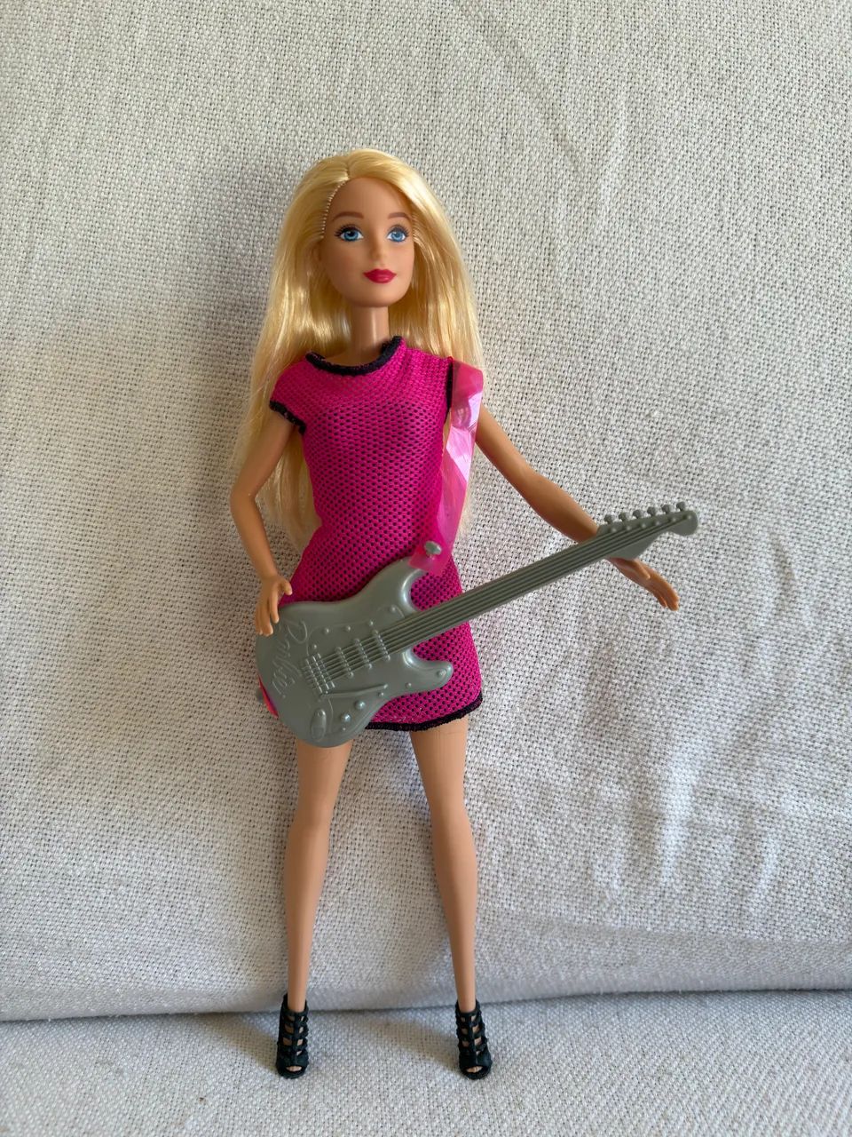 Boneca Barbie com guitarra  - Foto 3