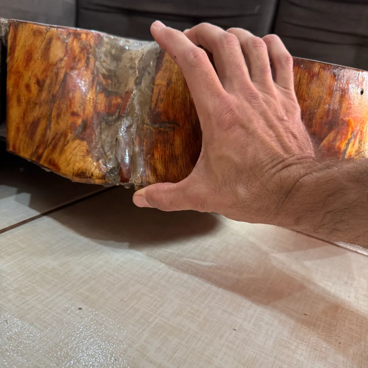 Mesa de centro bolacha bruta rústica com rodízio e detalhes em concreto 