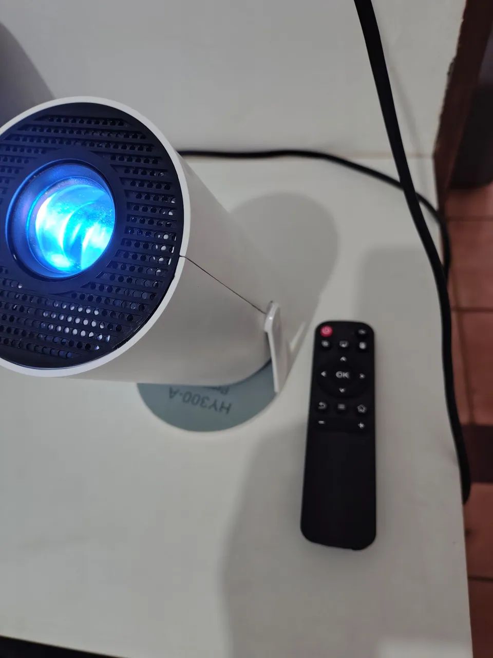 PROJETOR HY300 Android + controle (Mancha na tela) - Foto 2