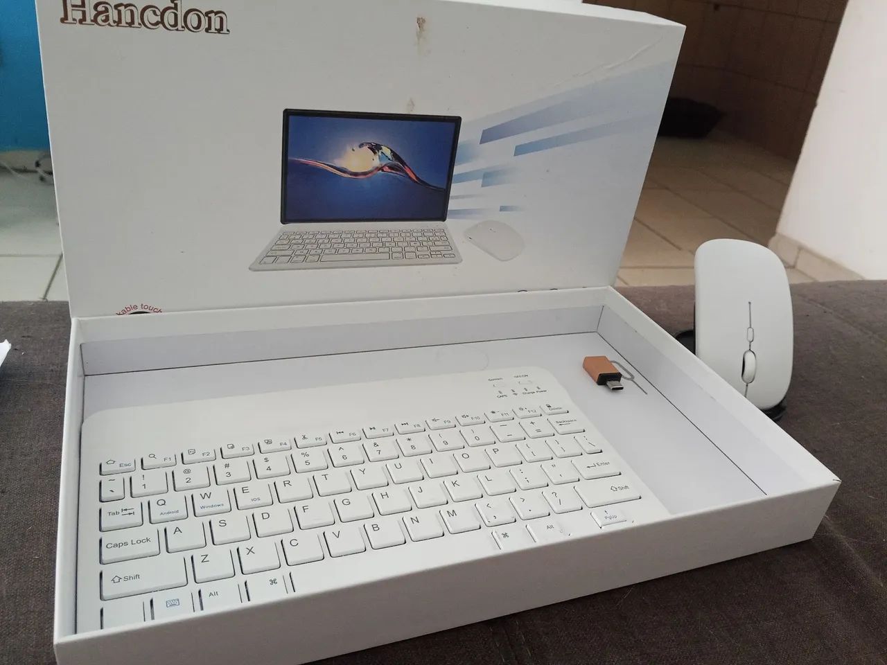 Vende-se tablet Hancdon para estudos ou jogos.