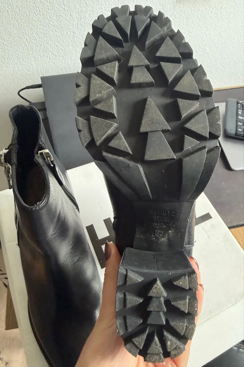Bota Schutz Logo Mania em Couro, TM 37 - Foto 5